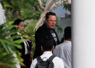 Elon Musk arrive à Bali, en Indonésie, pour le lancement prévu de Starlink