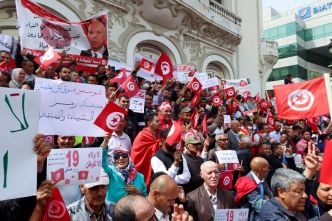 Des centaines de partisans du président tunisien manifestent contre "l'ingérence étrangère".