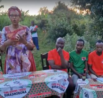 Burundi : La mukenyererarugamba Nitonze Eliane échange en colline Mara, Makamba.