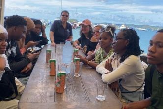 8 élèves de Mayotte s'envolent pour découvrir les études de médecine