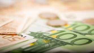 Change du dinar algérien : légère hausse de l'euro et du dollar sur le marché noir