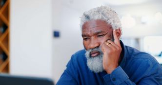 Patient bizarre : À 85 ans, ses cheveux blancs reprennent leur couleur d'origine !