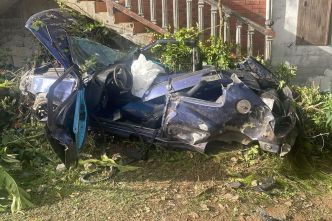 Accident grave à Petit-Bourg : une voiture s'encastre sous les escaliers d'une maison