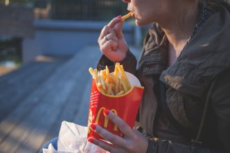 "Un truc qui n'était pas normal...” : il fait une découverte répugnante dans son hamburger