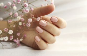 Blush nails : comment reproduire cette manucure rosée des plus désirables ?