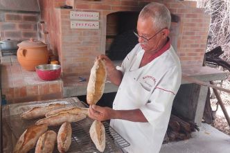 Le boulanger retraité Maurice Choux fabrique le pain d'antan dans son four à bois