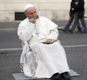 Ressemblant trop à Jean Paul II, un faux pape a été arrêté en Italie !
