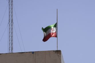 EN DIRECT : des Iraniens en deuil rendent hommage au défunt président Raïssi