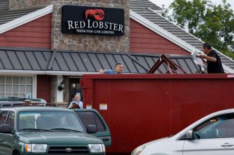 Red Lobster enquête sur les pertes liées aux "crevettes sans fin" après son dépôt de bilan