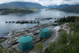 Chargement de la première cargaison de pétrole canadien exporté par l'oléoduc Trans Mountain élargi
