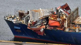 Encastré depuis près de deux mois dans le pont du port de Baltimore, le porte-conteneurs Dali est remorqué
