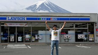 Le surtourisme force le Japon à installer un filet masquant une vue du mont Fuji