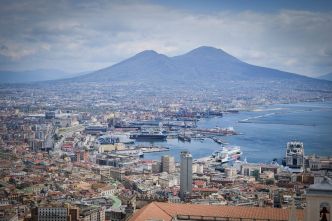 Une cinquantaine de séismes sème la panique dans la région de Naples en Italie