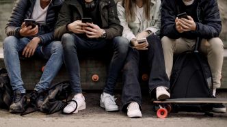 Interdire les réseaux sociaux aux moins de 16 ans ? Le gouvernement australien va tenter de le mettre en place