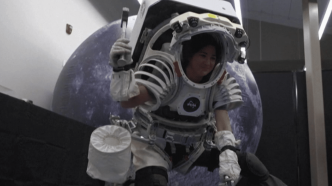 Espace : les prototypes des combinaisons des astronautes de la Nasa pour aller sur la Lune dévoilés