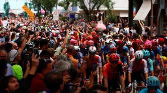Cyclisme - Tour d'Italie : le départ de la 16e étape retardé, les coureurs en grève ?