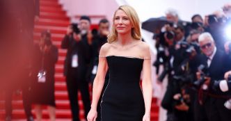 Au Festival de Cannes, Cate Blanchett foule le tapis rouge dans une robe vraisemblablement politique