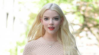 Anya Taylor-Joy plus sexy que jamais en micro-short en cuir et cuissardes assorties