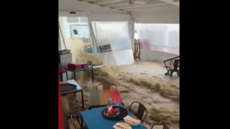 Grêle et violents orages : "Du jamais vu"... Les impressionnantes images d'un restaurant dévasté par un torrent sur la Costa Brava