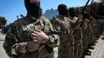 Guerre en Ukraine : tatouage SS, saluts hitlériens, croix celtique... l'armée française entraîne des soldats ukrainiens néonazis au combat