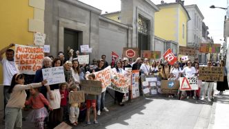 Aude : une quarantaine de personnes manifestent contre la fermeture de 19 classes devant la préfecture