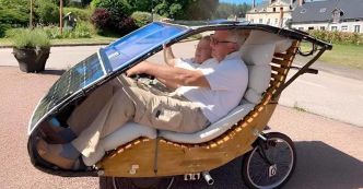 Un ingénieur à la retraite invente une voiture solaire à deux places composée de deux vélos électriques