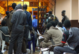 Conakry : plusieurs dizaines de migrants en provenance du Niger accueillis à l’aéroport AST