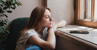 Ce message a priori innocent que vous ne devriez jamais envoyer à un ami anxieux, d'après un thérapeute