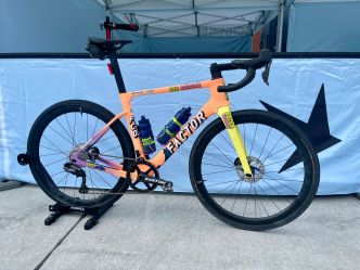 Contrôle vélo 2024 non lié : deux Factor Ostro Gravels personnalisés accrocheurs