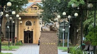 Russie : un inconnu décapite à la masse un buste de Staline, la police le recherche activement