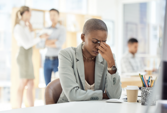 Voici comment poser ses limites pour éviter le burn-out au travail grâce à une experte