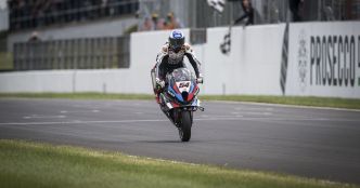 Superbike – Le pilote BMW Toprak Razgatlioglu maître à Donington