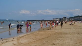 La crème solaire, l'indispensable de l'été sur les plages des côtes normandes
