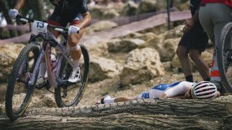 VTT aux JO de Paris 2024 : Loana Lecomte n'a "rien de cassé par miracle" après sa chute lors de l'épreuve olympique sur la colline d'Elancourt