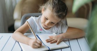 Cette maîtresse aux 2 millions de followers donne ses conseils pour pratiquer la dictée cet été