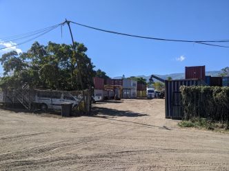 Saint-Paul : Un dépôt logistique marron pour des poids lourds à foison
