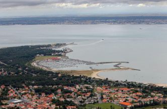 Le Verdon-sur-Mer, son phare, son train et ses piscines de mer en béton : une visite au bout du bout