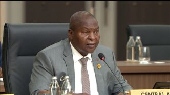 Le président centrafricain promet de doter larmée en moyens militaires adéquats (Xinhua)