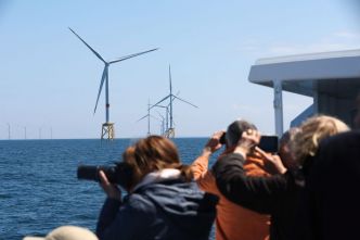 VIDÉO. "De la côte, elles ressemblent à des allumettes, ici, elles sont impressionnantes". Carton plein pour les visites des éoliennes de la baie de Saint-Brieuc