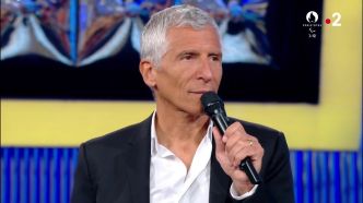N'oubliez pas les paroles : avec une voix sensuelle, Nagui met le paquet pour taquiner le pianiste des zikos