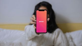 Après avoir conclu avec son rencard Tinder, il lui demande de partir mais elle... refuse, la police se rend sur place
