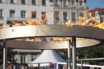 Flamme paralympique à Lyon : des milliers de visiteurs, les bras levés, chantent du Coldplay sur la place Bellecour
