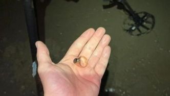 « Un moment magique », à Royan : Un vacancier retrouve la chevalière de son grand-père perdue dans la mer grâce à un détecteur de métaux