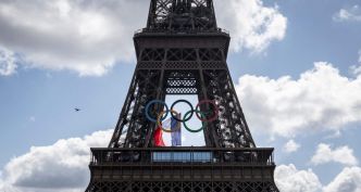 Les anneaux olympiques resteront sur la tour Eiffel au moins jusqu’en 2028