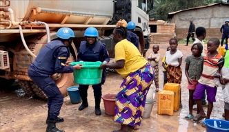 Distribution deau potable à Bangui par les forces de police camerounaises déployées au sein de la MINUSCA (MINUSCA)