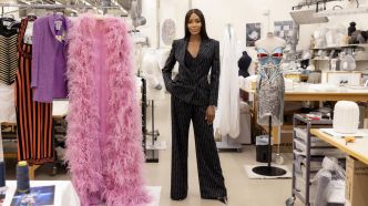 A Londres, Naomi Campbell pose pour la galerie
