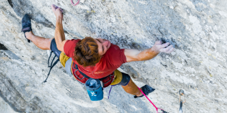 Seb Bouin sur la falaise du Pic Saint-Loup tente d'ouvrir Wolf Kingdom (9b+) 