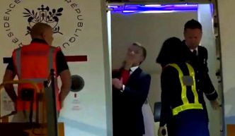 Macron se fait agresser par Brigitte avant de descendre de l’avion lors de sa visite en cours au Vietnam !