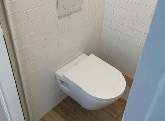 Remplacer un WC standard par un WC suspendu : combien coûtent les travaux ?
