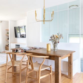 Oubliez les cloisons classiques : cette tendance déco structure et illumine les petits espaces, et tout le monde l'adopte